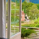 Private House-terrace-garden -parking-wifi-smarttv 빌라